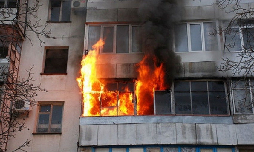 В запорожской многоэтажке пылала квартира, пострадала женщина (ФОТО)