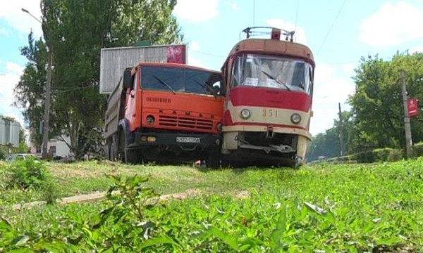 В Запорожье КАМаз столкнулся с трамваем (ФОТО)