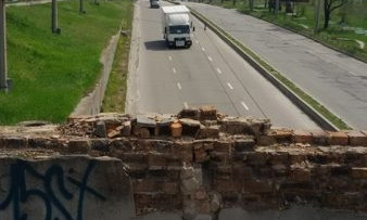 Запорожцы бьют тревогу: В городе разрушается наземный переход, куски летят на автомобили и городской транспорт (ФОТО)