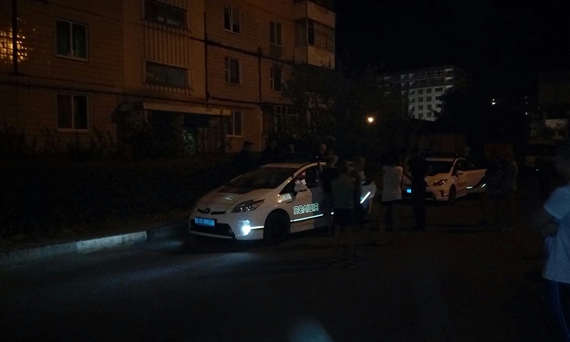 Запорожца-дебошира забирали со двора три машины полицейских и две скорых