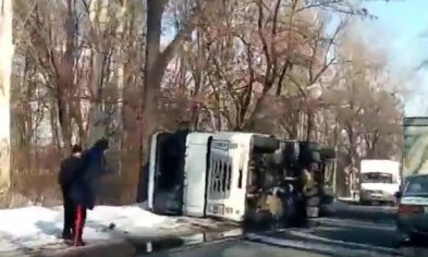 Видео: в Запорожье перевернулся грузовик