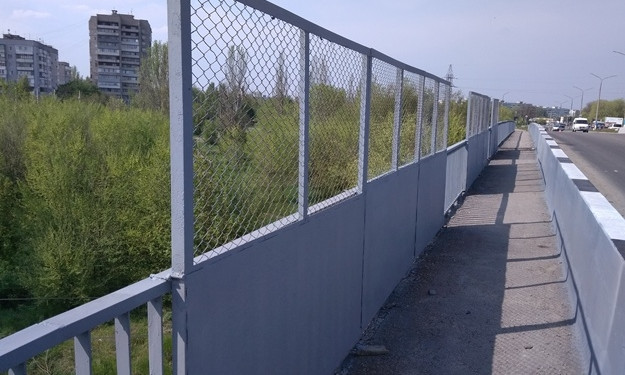 На запорожском мосту появились ограждения (ФОТО)