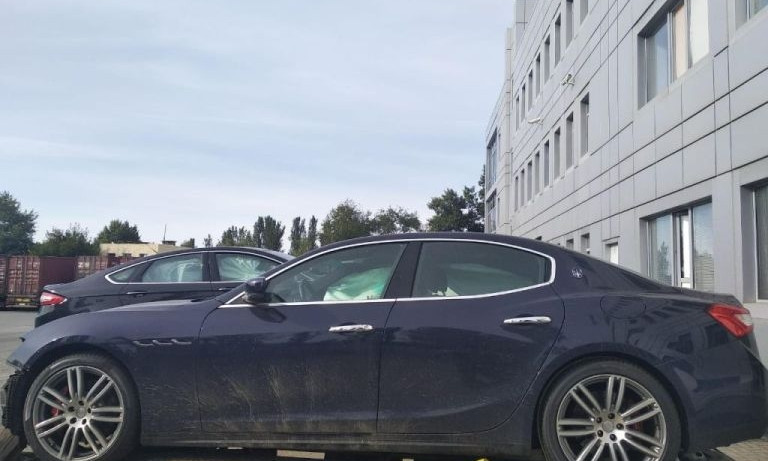 Запорожанка пыталась незаконно ввезти в Украину элитный Maserati (ФОТО)