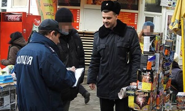 У продавцов запорожского рынка забрали пиротехнику (ФОТО)