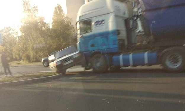 В Днепровском районе грузовик влетел в легковушку (ФОТО)