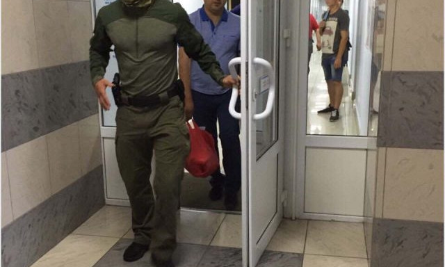 Фотофакт: Задержанного Шишку везут в Киев