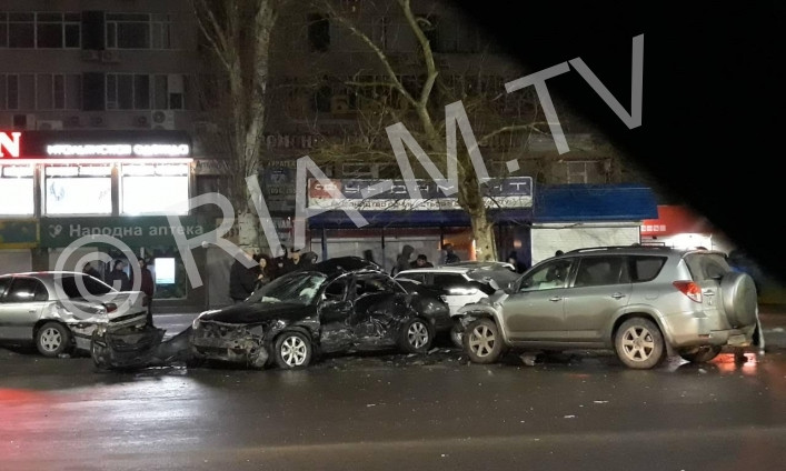 В сети появились фото массовой аварии на проспекте