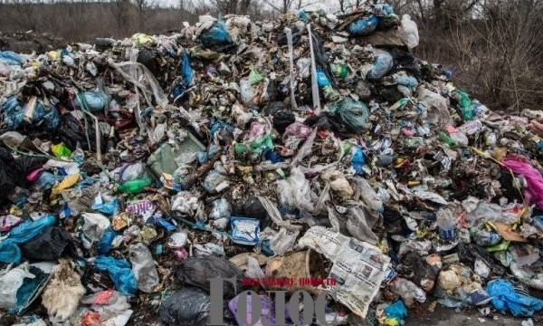 В центре Запорожья двор утопает в мусоре (ФОТО)