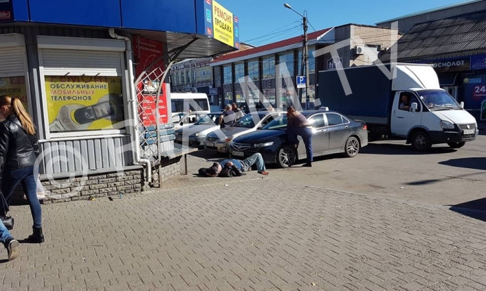 В Запорожской области мужчина устроил "тихий час" прямо на тротуаре (ФОТО)