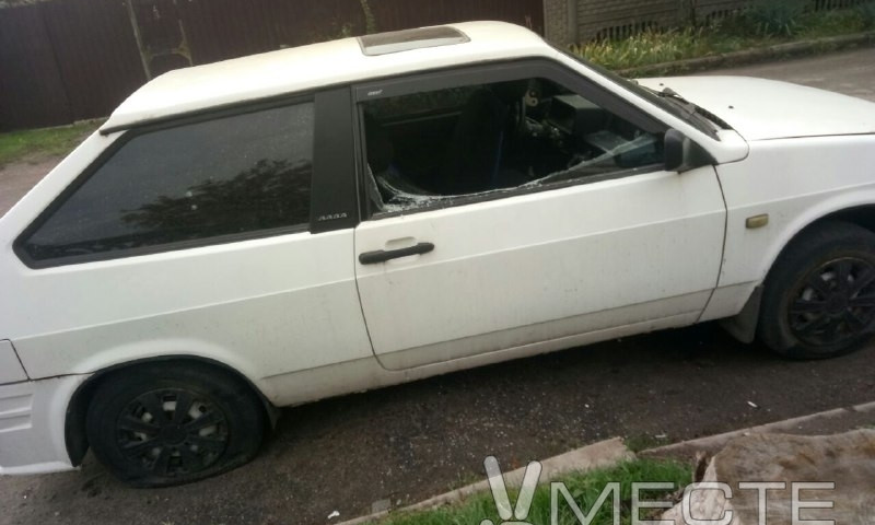 В Запорожье возле школы в автомобиле выбили стекла и порезали шины (ФОТО)