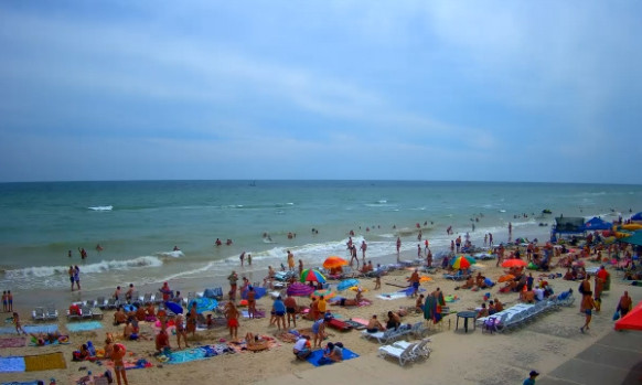 Штормовые волны не пугают отдыхающих не побережье Азовского моря (ФОТО)