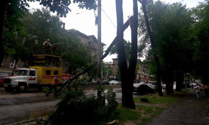 Фотофакт: В Запорожье в районе "Украины" остановились трамваи