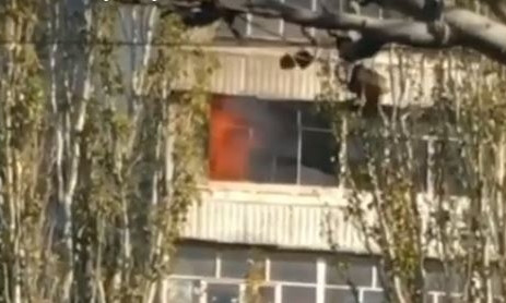 В Космическом районе Запорожья горел балкон в многоэтажке (ВИДЕО)