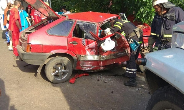 В жуткой аварии под Запорожьем пострадали дети: 16-летнюю девочку вырезали из машины