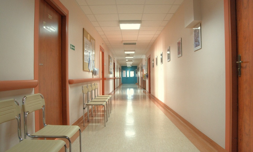 В одной из больниц Запорожской области женщина несколько часов лежала на полу: Журналисты отправились за разъяснениями (ФОТО)