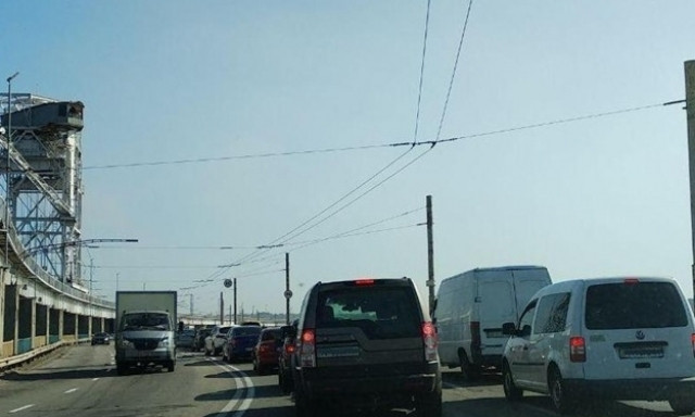 Автомобили на плотине ДнепроГЭС застряли в пробке