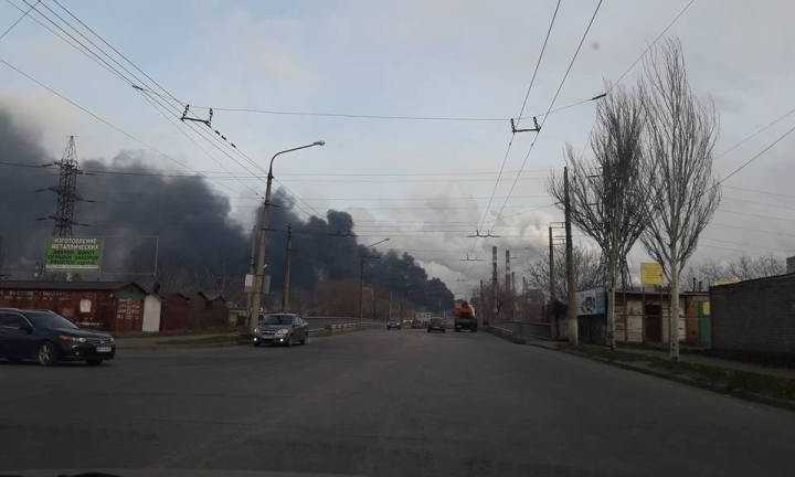 Запорожцев напугал черный густой дым над городом (ФОТО)