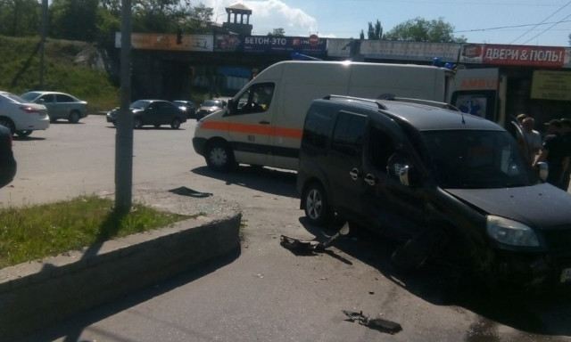 В сети появилось видео момента аварии в Запорожье, в которой пострадало 2 человека
