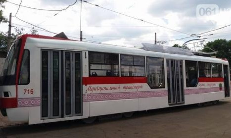 Курьезы: В Запорожье толкали трамвай (ФОТО)