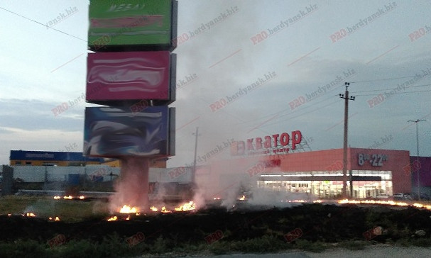 В Бердянске возле торгового центра произошел пожар