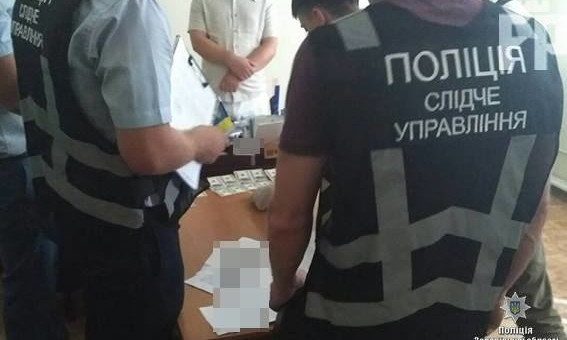 Чиновника Запорожской ОГА задержали за получение взятки (ФОТО)