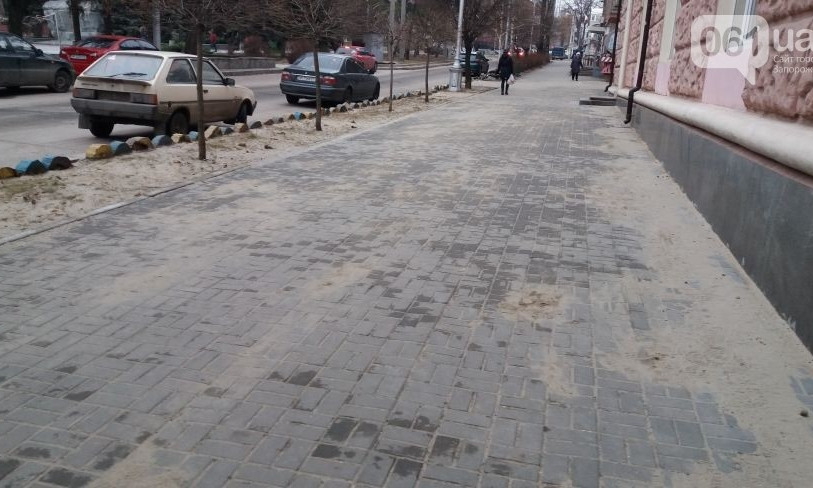 Как в Запорожье тротуары ремонтируют
