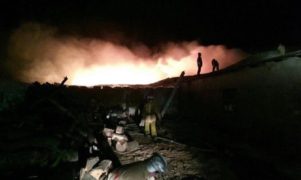 Появились фото ночного пожара на складе 