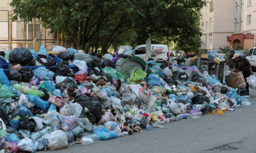 Запорожцы неделями утопают в мусоре: Коммунальщики бездействуют