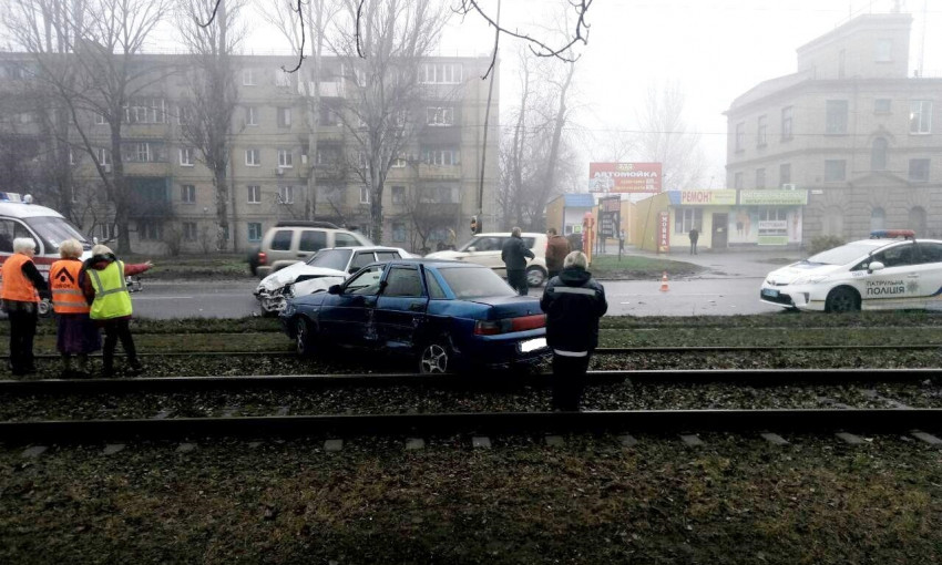 В Шевченковском микрорайоне автомобиль перекрыл движение трамваям (ФОТО)