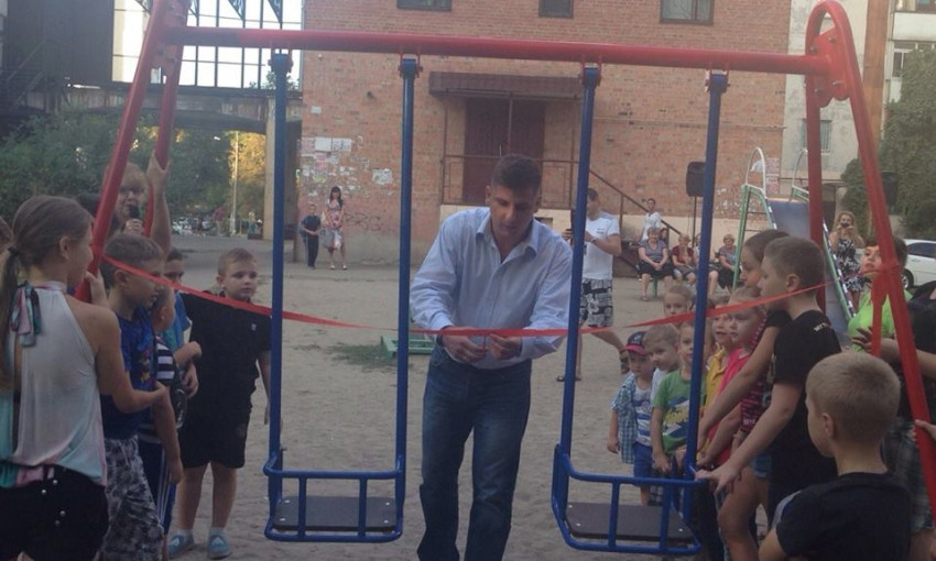 Запорожский депутат подарил детям качели