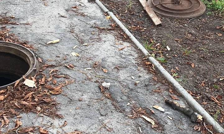 Фотофакт: В Запорожье посреди дороги обнаружили открытый люк