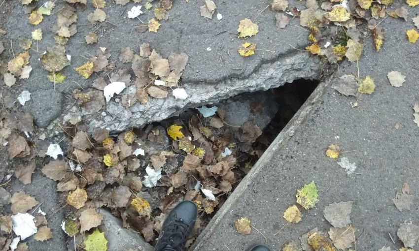 В центре Запорожья в тротуаре появилась огромная дыра (ФОТО)