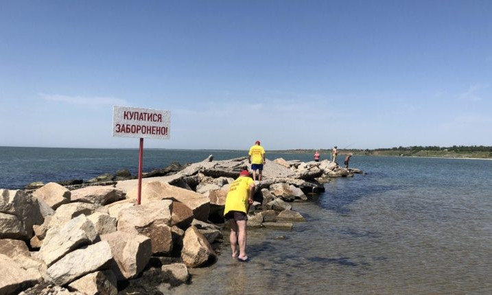 На популярном курорте Азова запретили купаться на одном из пляжей (ФОТО)
