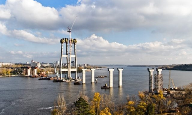 Курьезы: В Запорожье продают кран с площадки моста-недостроя (ФОТО)