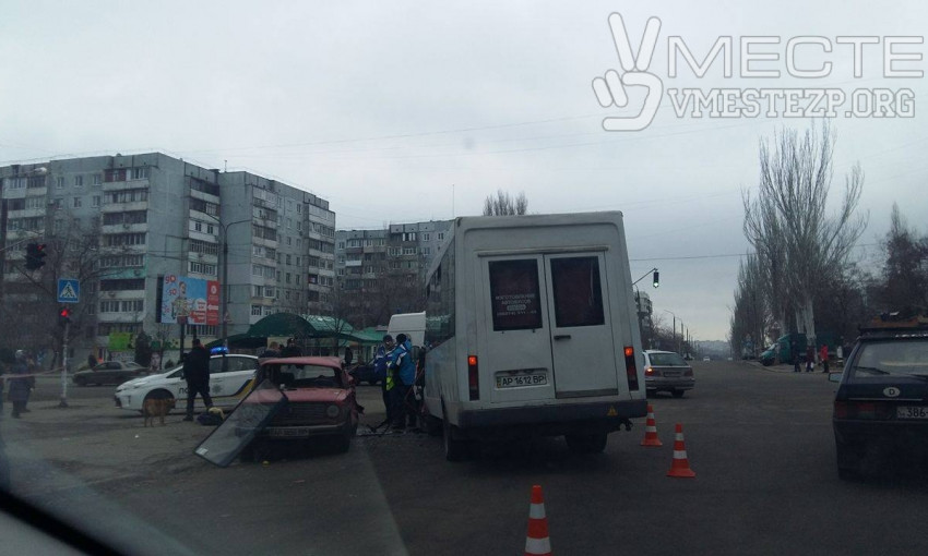 В Запорожье произошло ДТП с маршруткой, есть пострадавшие