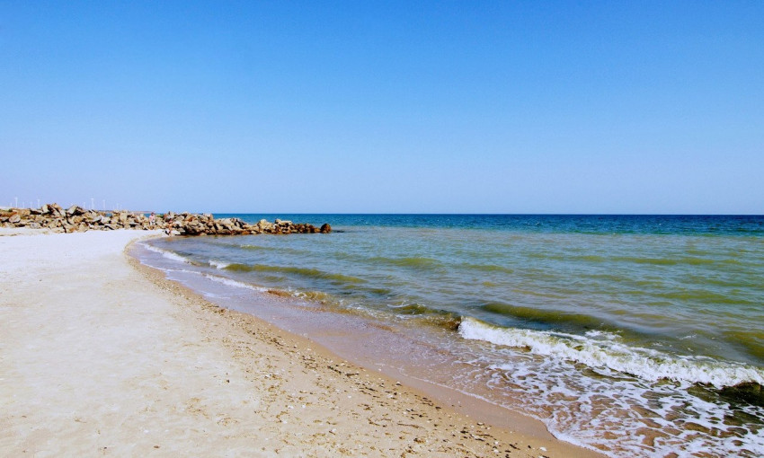 Отдыхающие снова жалуются на ситуацию на пляже запорожского курорта (ВИДЕО)