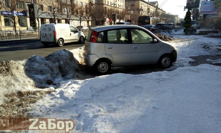 Коммунальные службы взяли автомобили запорожан в снежный "плен"