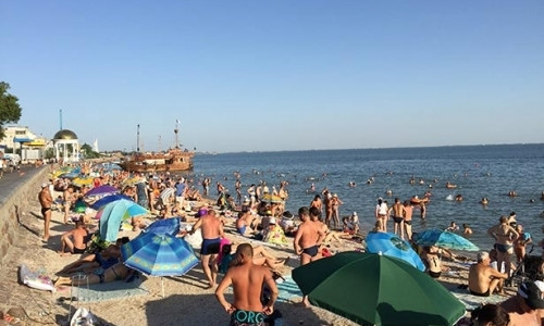 На бердянских пляжах у отдыхающих требуют деньги