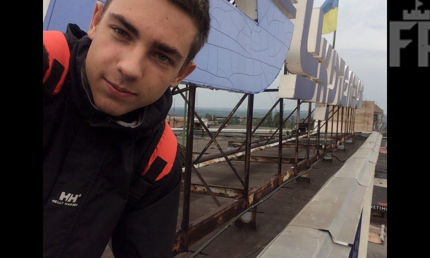 В Запорожье подростки забрались на крышу «Укрпочты» (видео)