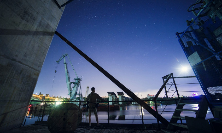 В сети появились необычные фото ночных запорожских мостов