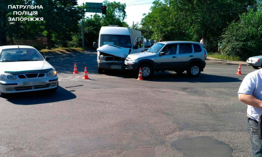 Фотофакт: В Запорожье столкнулись маршрутка и джип
