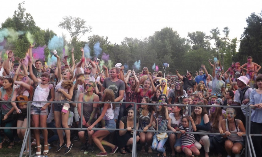 Запорожцы устроили яркое безумие на «Фестивале красок»