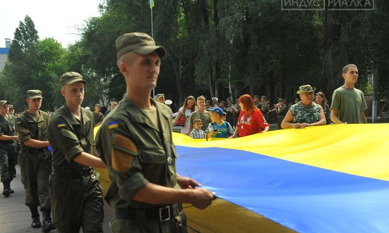 В Запорожье развернули самый большой в Украине государственный флаг