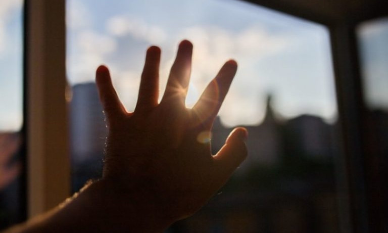 В Запорожской области двухлетний малыш выпал из окна многоэтажки