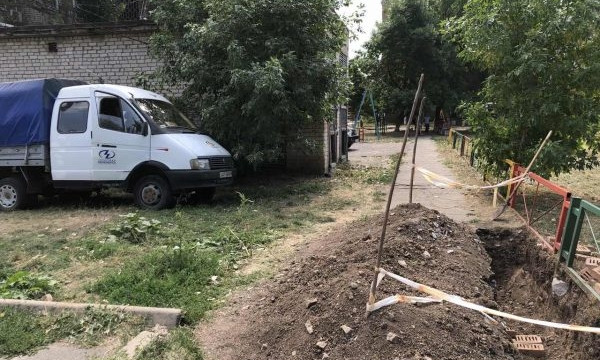 В Бердянске ЧП: Электриков ударило током, за жизнь одного работника борются медики (ФОТО)