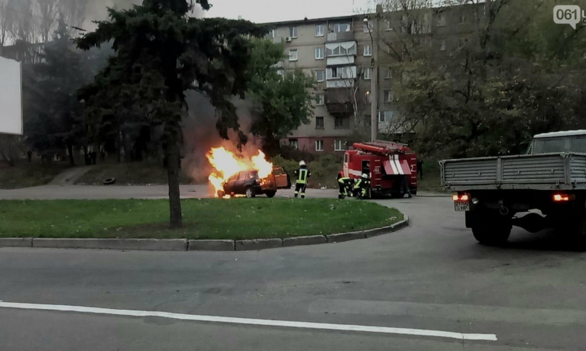 В Запорожье посреди дороги вспыхнул китайский автомобиль (ФОТО)