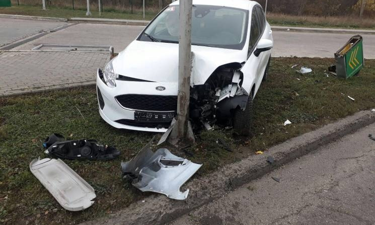 Юная автоледи в Запорожье разбила автомобиль (ФОТО)