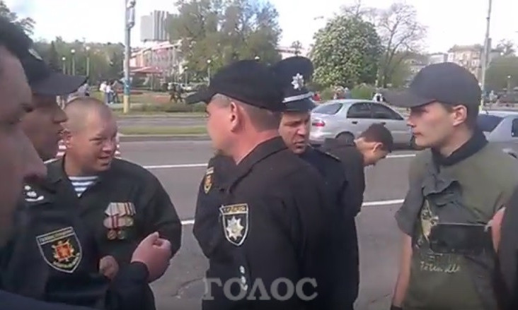 Появилось видео, как запорожские полицейские воспитывали нарушителей
