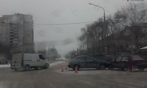 Смотрите: в Запорожье столкнулись два авто