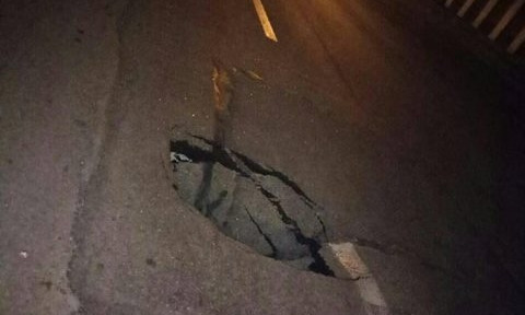 Фотофакт: В Запорожье на дороге проваливается асфальт